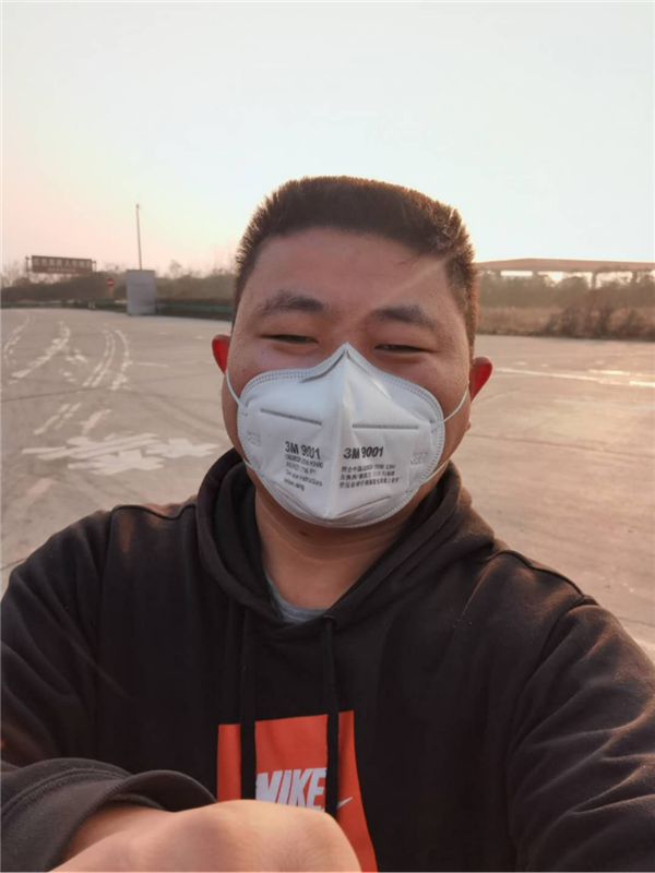 “95后”逆行者“钻空”出车，交警对他竖起大拇指404.png