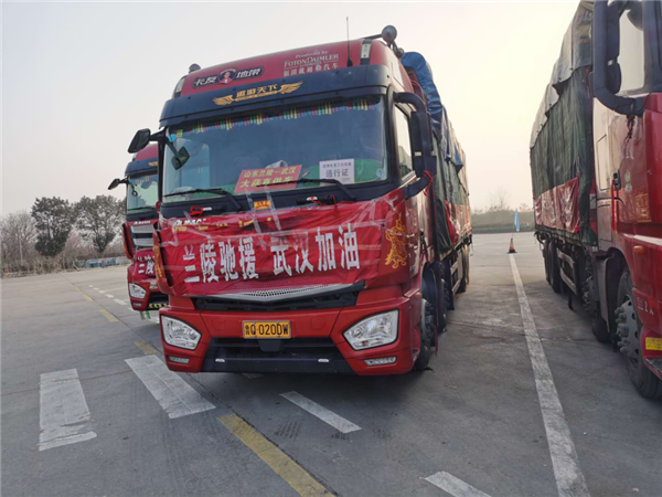 “95后”逆行者“钻空”出车，交警对他竖起大拇指869.png
