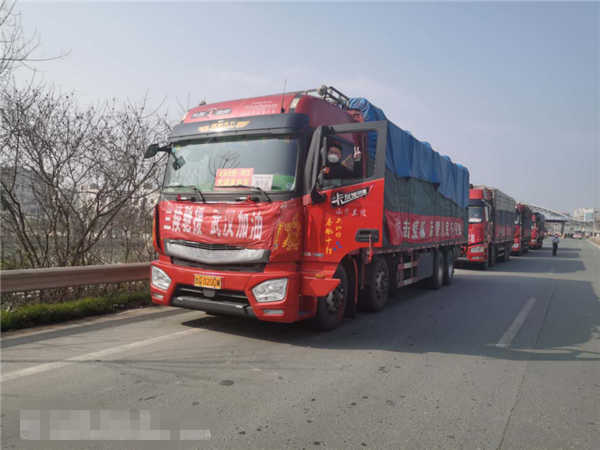 “95后”逆行者“钻空”出车，交警对他竖起大拇指186.png