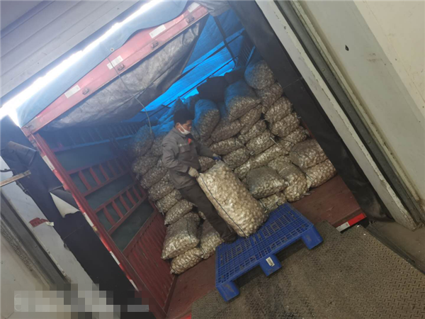 “95后”逆行者“钻空”出车，交警对他竖起大拇指1100.png