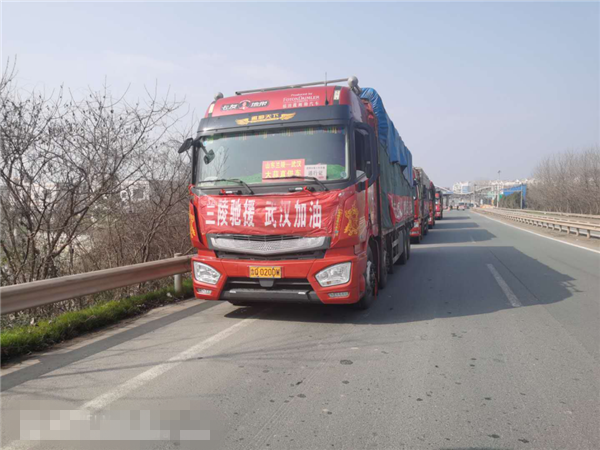 “95后”逆行者“钻空”出车，交警对他竖起大拇指1513.png