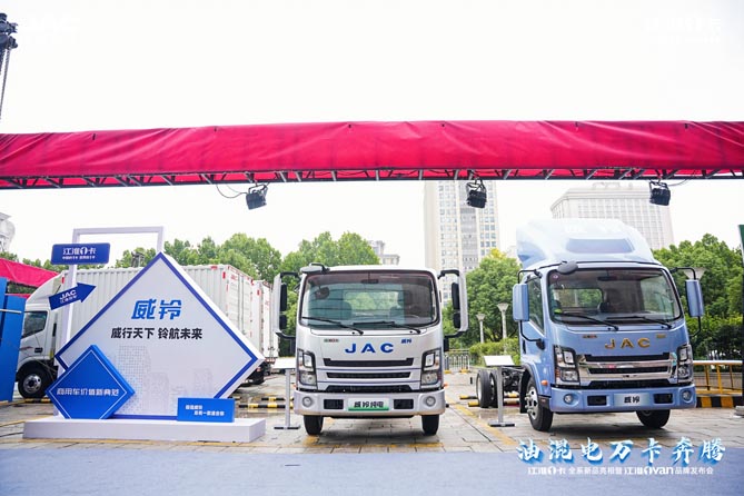 【油混电万卡奔腾】江淮1卡全系新品亮相 梦想家M6、新能源纯电V6成亮点！
