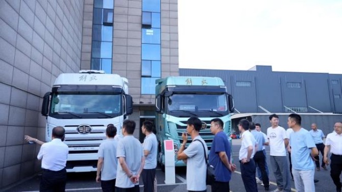 丝路新纽带·联运通全球 ——解放鹰途、J7创领版助阵“跨境物流论坛”